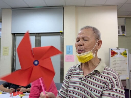 喜迎雙十國慶 板橋榮家長輩開心手製國旗風車