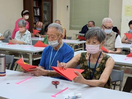 喜迎雙十國慶 板橋榮家長輩開心手製國旗風車