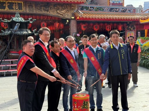 接雲寺觀音佛祖百年首巡 侯友宜點起馬炮