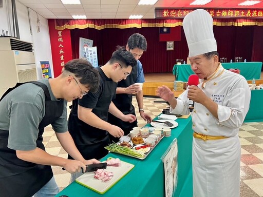 海山警「黑白大廚」展身手 古錐師教美食小撇步