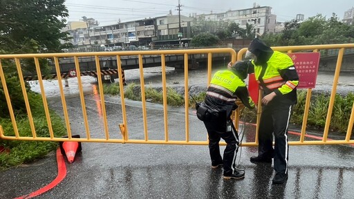 康芮強颱狂風暴雨 花警預警性封路守護交通安全