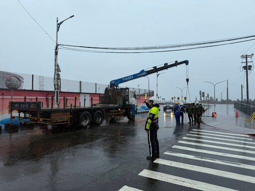 康芮來襲基隆市湖海路段封閉 基四警管制人車保障用路人安全