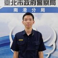 民眾不敵強颱倒地 南港警冒風雨救援護送返家