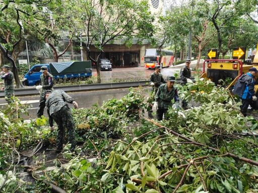 協調國軍支援兵力 在風力減緩後儘速投入救災及復原任務