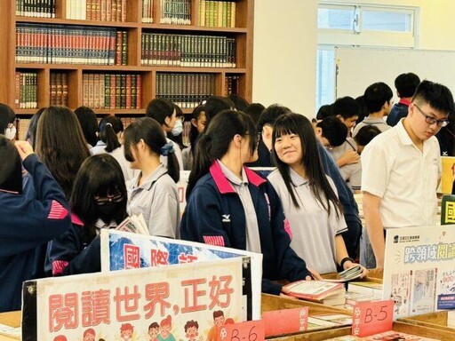 二信高中舉辦「自主悅讀」圖書展 學生快樂閱讀