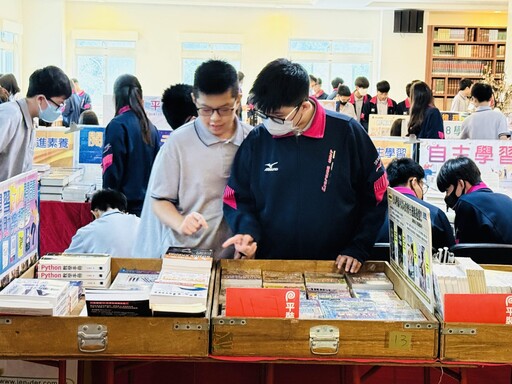 二信高中舉辦「自主悅讀」圖書展 學生快樂閱讀