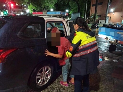 阿婆風雨中蹲坐路邊 三重警火速找到家屬助家團圓