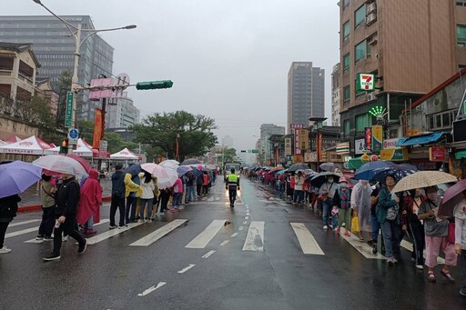 松山慈祐宮慶祝建宮271週年萬人健行 松山警齊步宣導交安 反詐