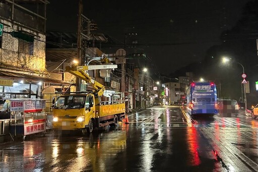 路口號誌故障 警冒雨指揮交通守護民眾行車安全