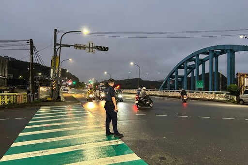 路口號誌故障 警冒雨指揮交通守護民眾行車安全