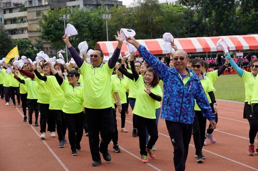 逾2千長者展活力 新北長青運動會「大笑」登場