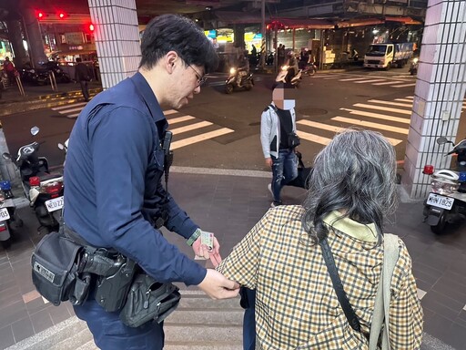 婦人外出忘回家的路 暖警關懷助平安返家