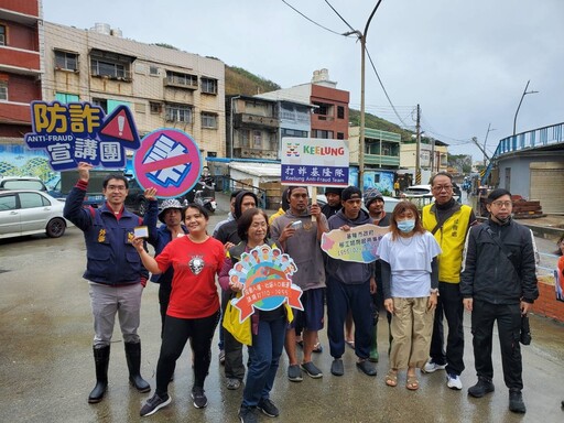 基市警局參與外籍漁工發送冬衣活動 加強反詐及微型電動二輪車法令宣導