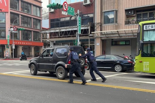 民眾車輛拋錨 保大警伸援手移置路旁