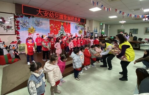 為長輩歡度聖誕 板橋榮家攜手教會、幼兒園獻祝福