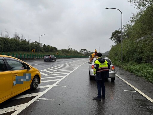 碰 台62 尖峰時段追撞 警火速到場護交安