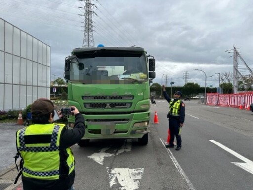 攔查違規大型車輛 中和警活動地磅出擊