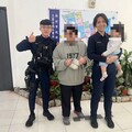 女嬰鞋掉落台北橋上 三重暖警護送著急父上橋取回