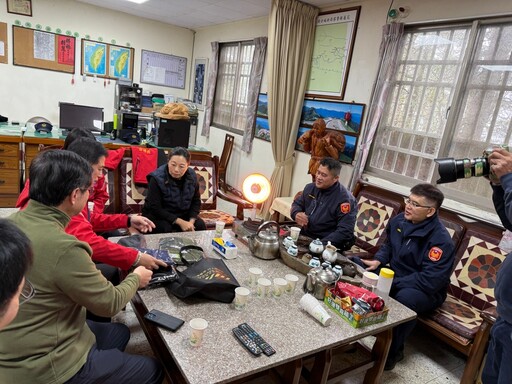 花蓮縣長徐榛蔚偕同警察局長王旭昌關懷天祥與合歡派出所員警 致贈慰問物資與紅包