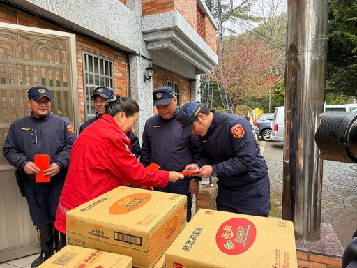 花蓮縣長徐榛蔚偕同警察局長王旭昌關懷天祥與合歡派出所員警 致贈慰問物資與紅包