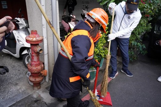 提前大掃除 侯友宜與清潔隊作伙年終拚掃