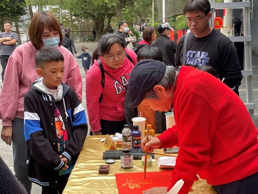 迎接乙巳金蛇 新北風景區揮毫祝福樂連連