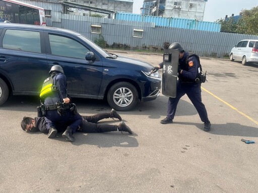 土城警防搶演練嬌點 正妹〈搶匪〉是車手剋星