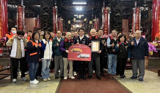 義舉回饋鄉里 湧蓮寺捐贈蘆洲兩輛清潔車