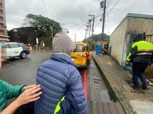 雨天路滑不慎跌倒 巡邏警發現急救援