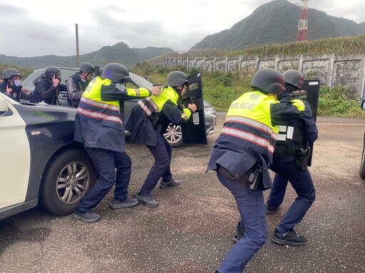 層層法網 金山警防搶演練封鎖北海岸 彌豆子遭挾 金山警創意防搶強化應變力