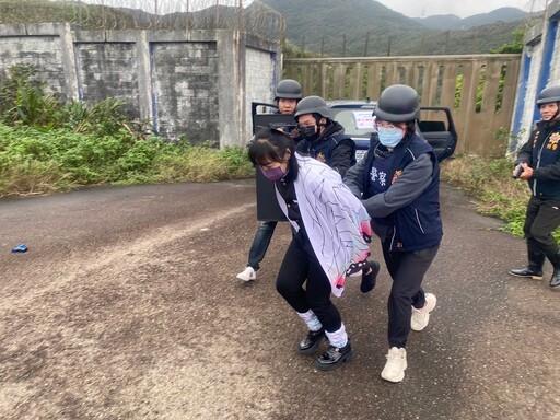 層層法網 金山警防搶演練封鎖北海岸 彌豆子遭挾 金山警創意防搶強化應變力