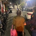 老婦寒冷深夜巷弄內迷途 三重警火速護送回家