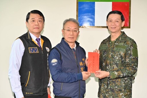 宜蘭代縣長林茂盛率團敬軍 贈加菜金賀年