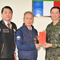 宜蘭代縣長林茂盛率團敬軍 贈加菜金賀年