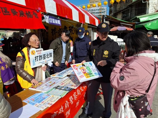 祈求國泰民安 文二分局長率隊參與宗教活動結合犯防宣導 識詐 阻詐有如神助