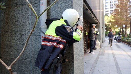 荷槍實彈對峙一觸即發 新莊警防搶演練民眾信以為真