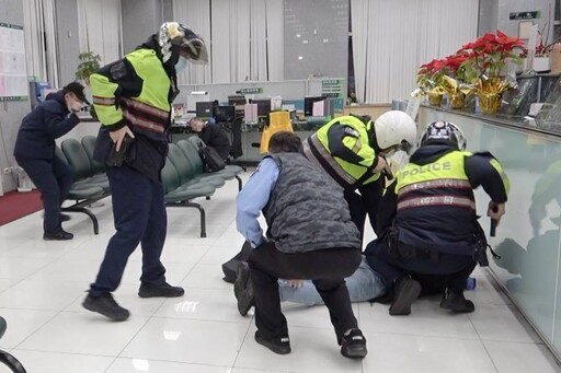 南港警金融機構防搶演練 防搶阻詐安心過好年