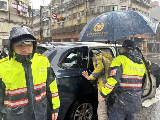 寒冷雨天 暖警伴老人返家