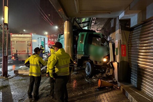 垃圾車煞車失靈下滑自撞店家 警消即時馳援