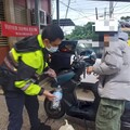 機車沒油卡山區 大武暖警熱心協助