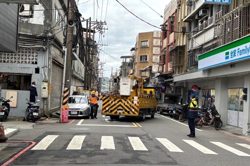 電纜線掉落冒火花 警寒流中疏導交通