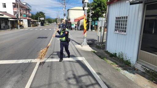 關山臺9線路口碎玻璃灑滿地 員警借用竹掃把30分鐘掃除護交安