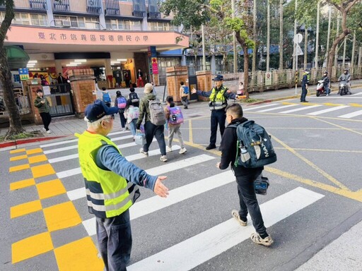 開學首日 信義警守護學童安全兼打詐交通宣導 家長很放心