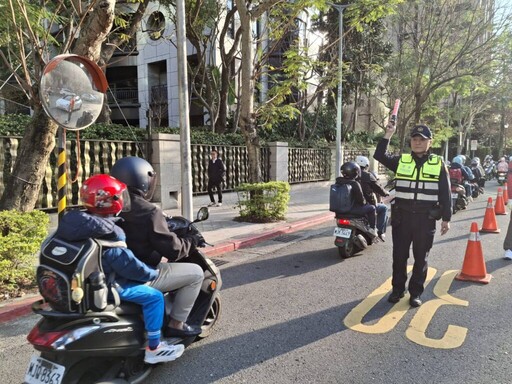 開學首日 信義警守護學童安全兼打詐交通宣導 家長很放心