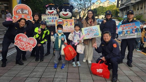 返校喜見警察熊熊 學童開心互動擊掌