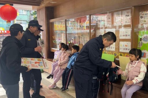 天氣回暖迎開學 文二警分局長率隊執行護童 犯防宣導 伴學童返回校園