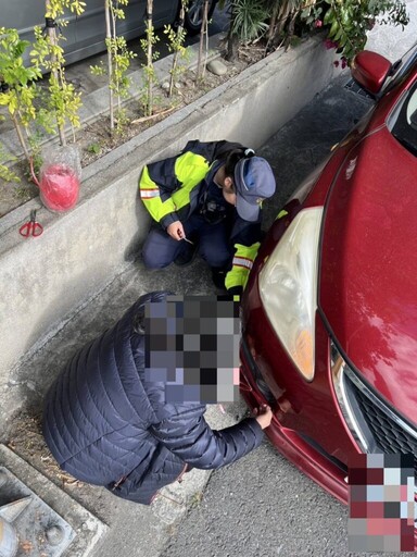 汽車保桿鬆脫 大武警協助排除困境