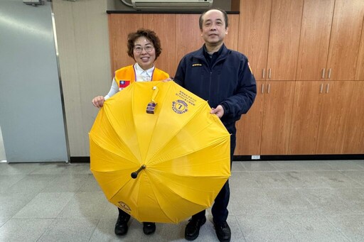 和樂獅子會捐傘助基警 愛心傘架守護市民雨天