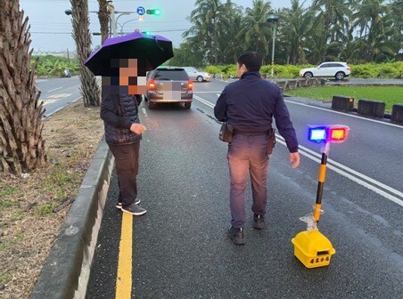 屏東暖警協助拋錨車輛 確保交通順暢