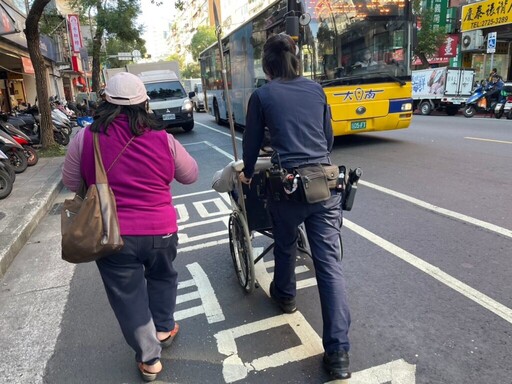 九旬老翁癱坐公車亭 信義警借輪椅護送返家